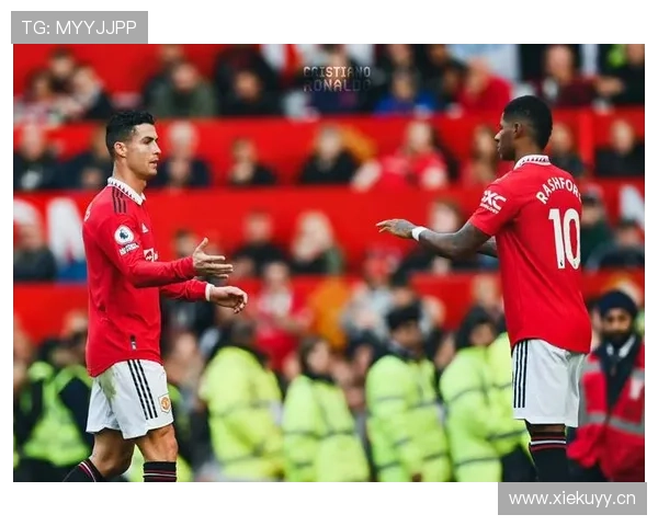 C罗机场随手拎的那只包，我估摸着能付我家两年房贷