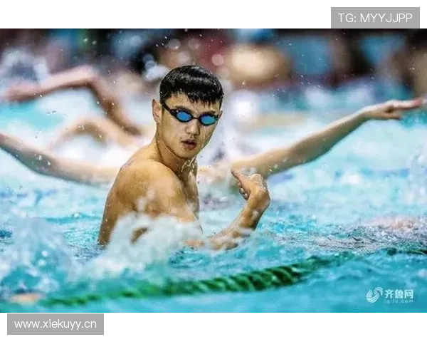 宁泽涛穿得像街头小混混，泳池边却是另一个宇宙