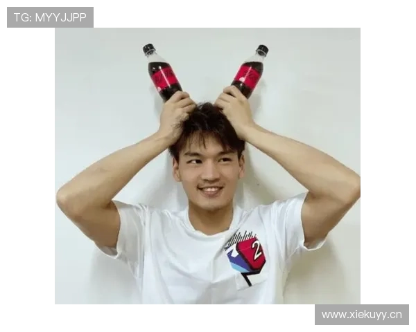 徐嘉余训练完直接去奢侈品店刷卡，柜姐以为他走错片场了