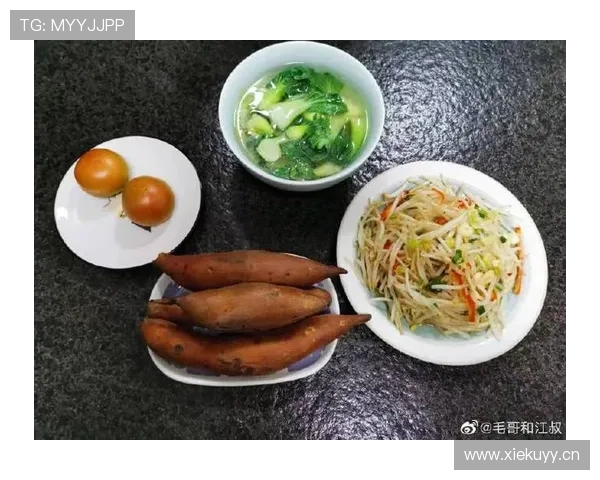 苏亚雷斯训练完回家吃晚饭,餐桌上摆着三块牛排、一整条烤鱼,还有一盘生菜——他只碰了生菜 苏亚雷斯训练完回家吃晚饭,餐桌上摆着三块牛排、一整条烤鱼,还有一盘生菜——他只碰了生菜